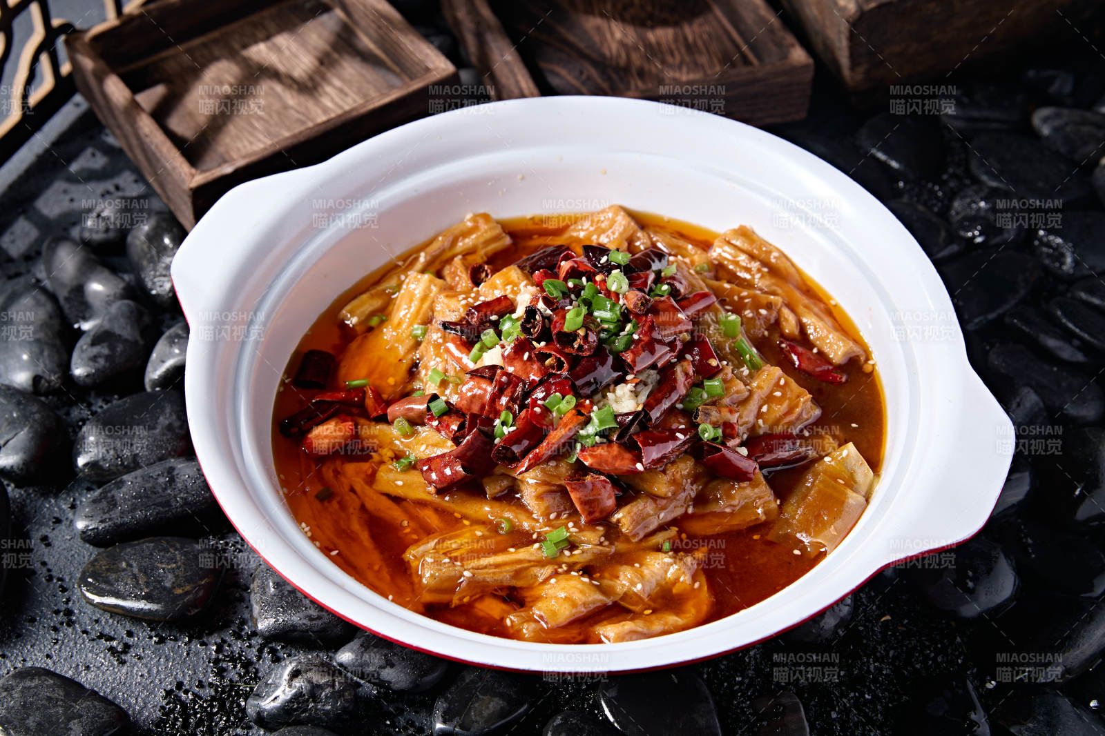 川香水煮香辣腐竹图片