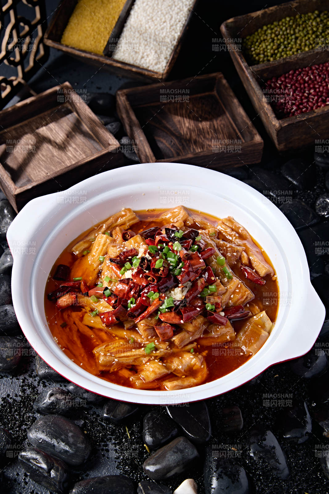 川香水煮香辣腐竹图片