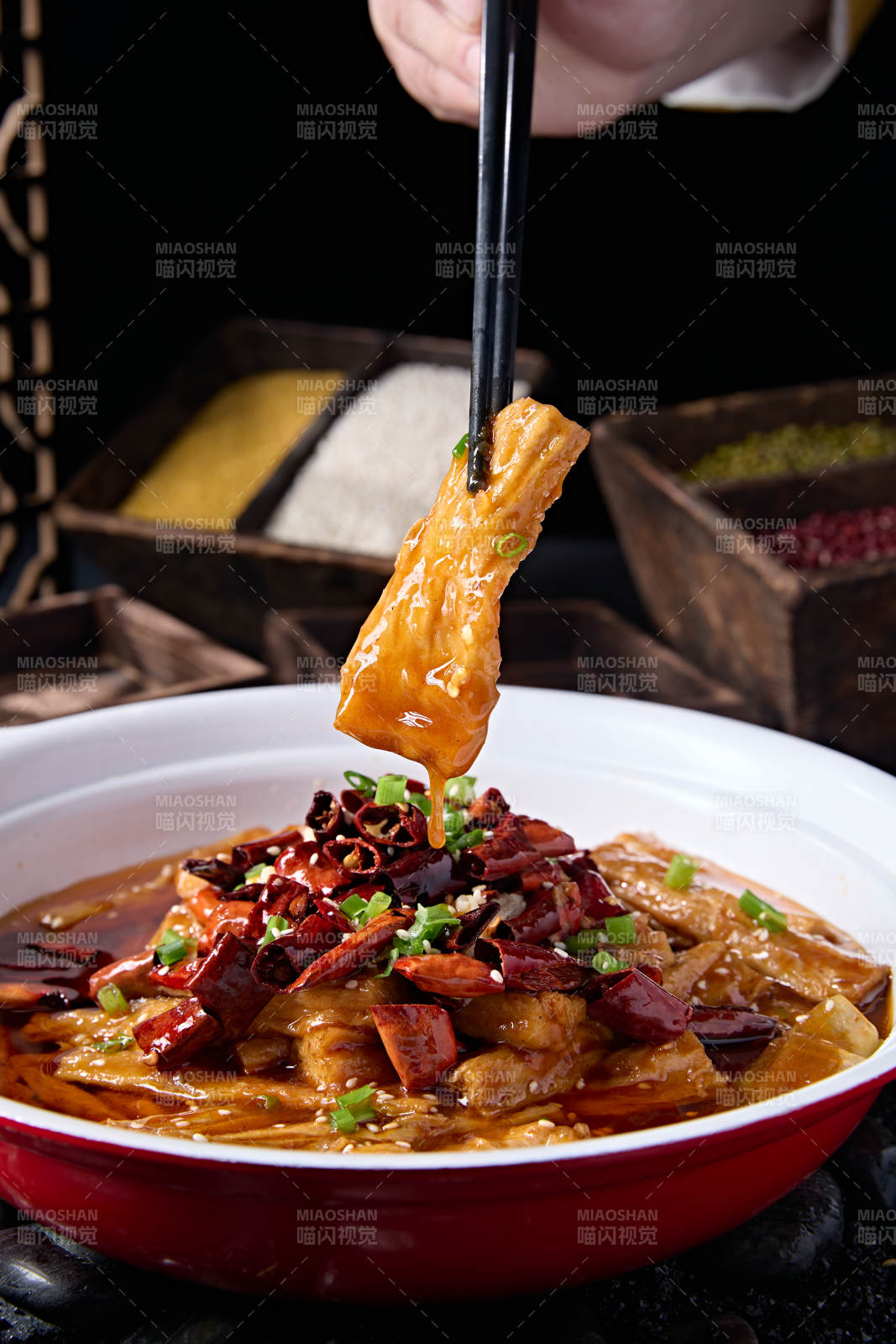 川香水煮香辣腐竹图片