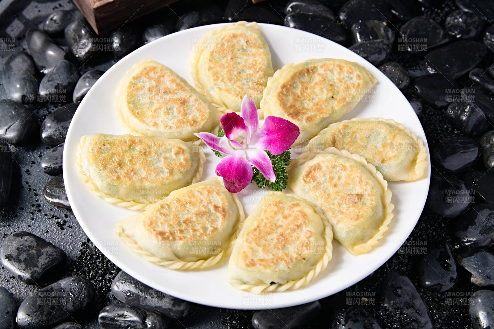 传统面食小吃韭菜盒子图片