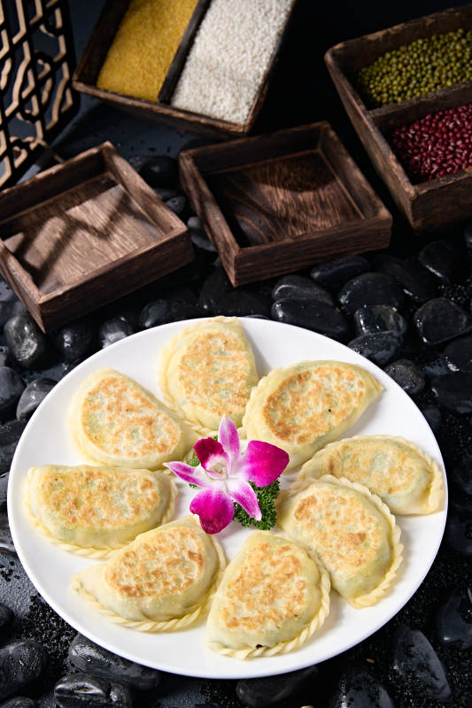 传统面食小吃韭菜盒子图片