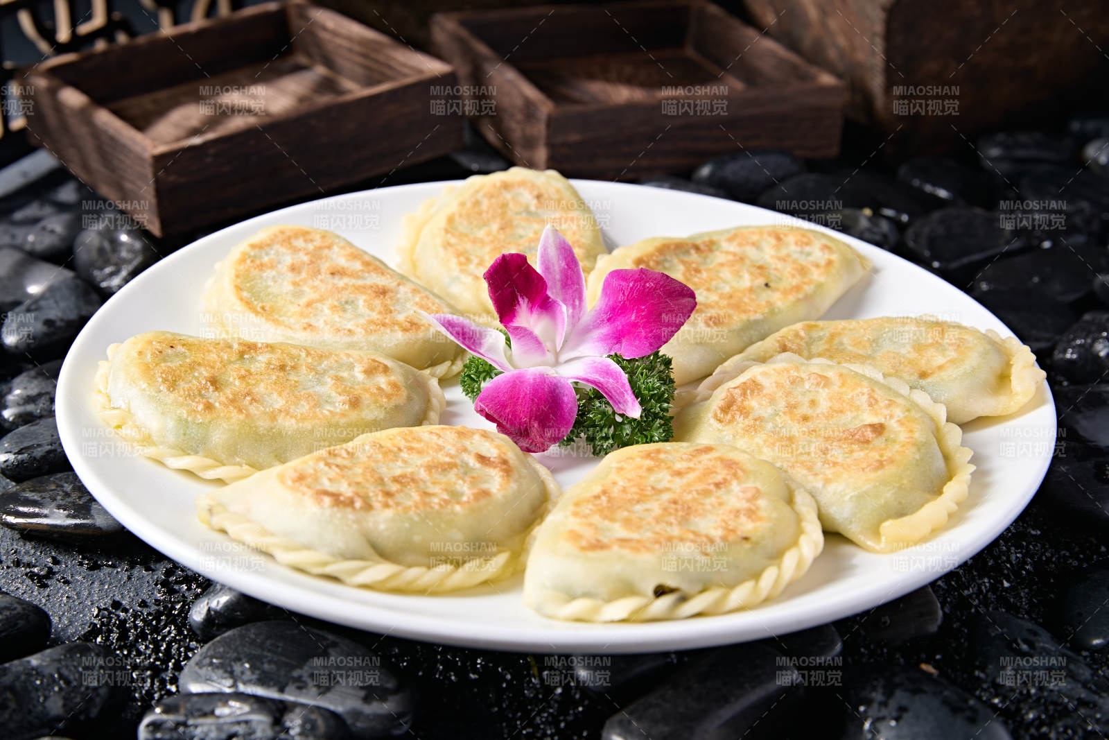 传统面食小吃韭菜盒子图片