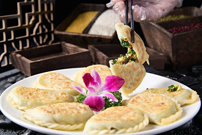 传统面食小吃韭菜盒子图片