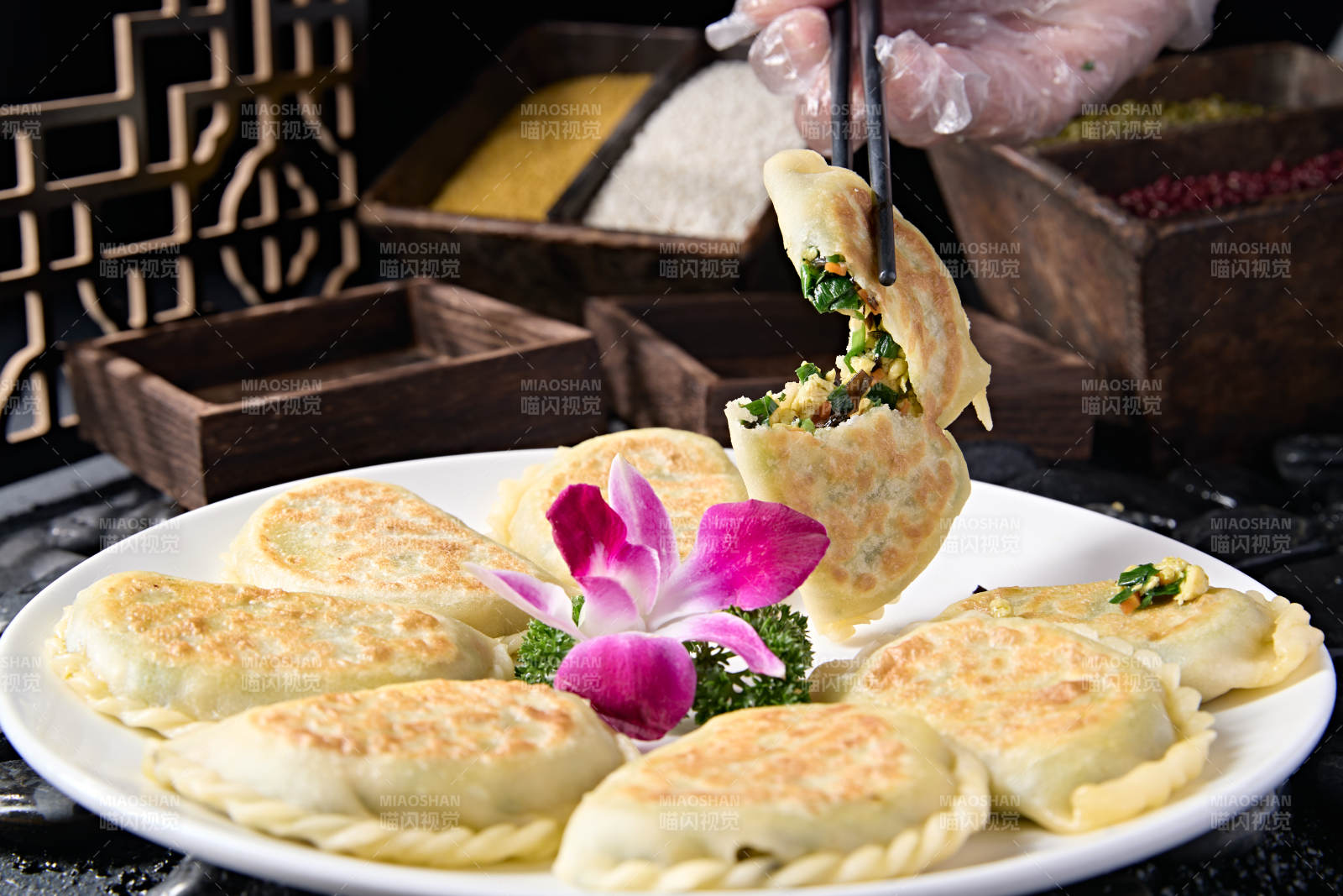 传统面食小吃韭菜盒子图片