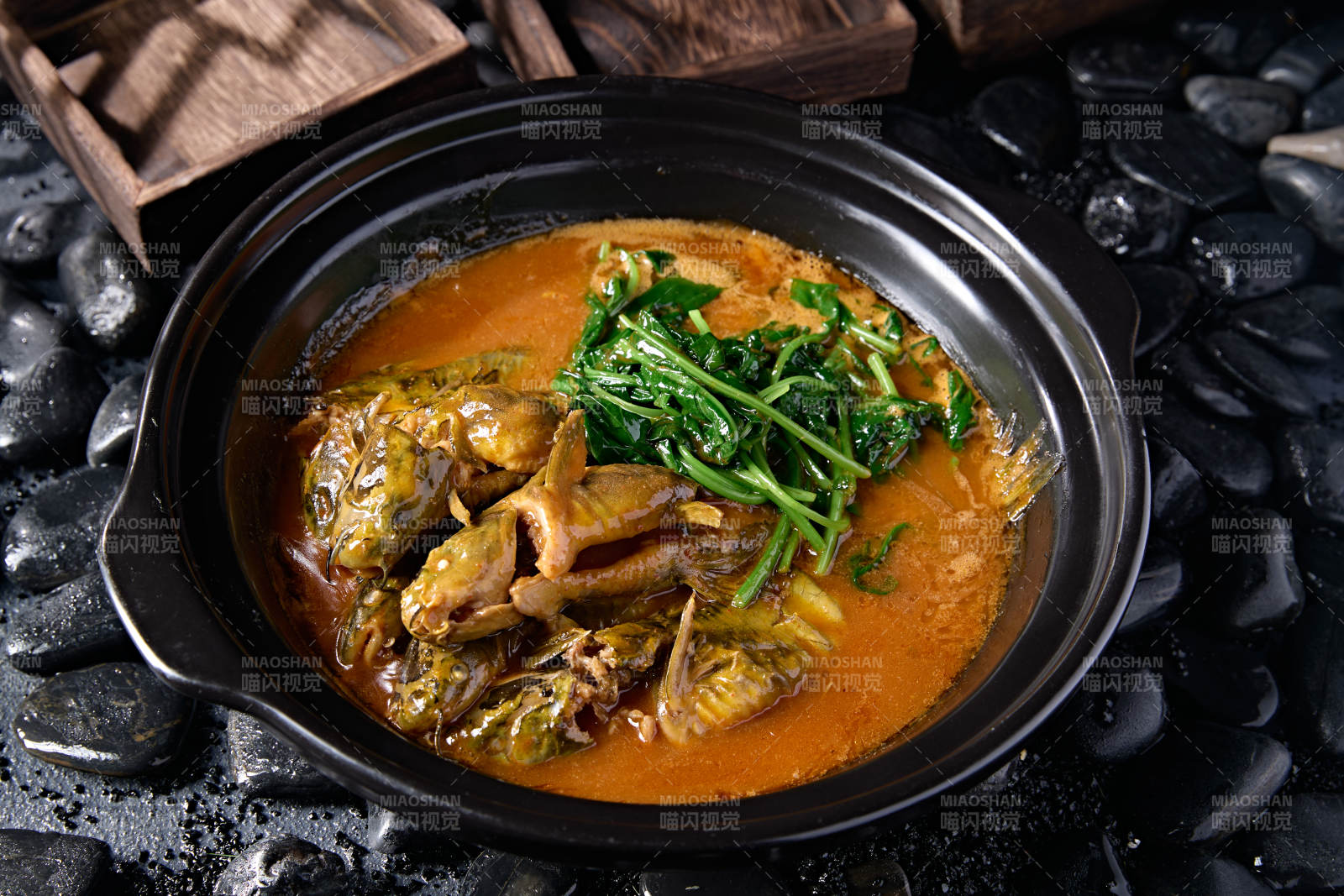 美味石锅炖嘎鱼图片