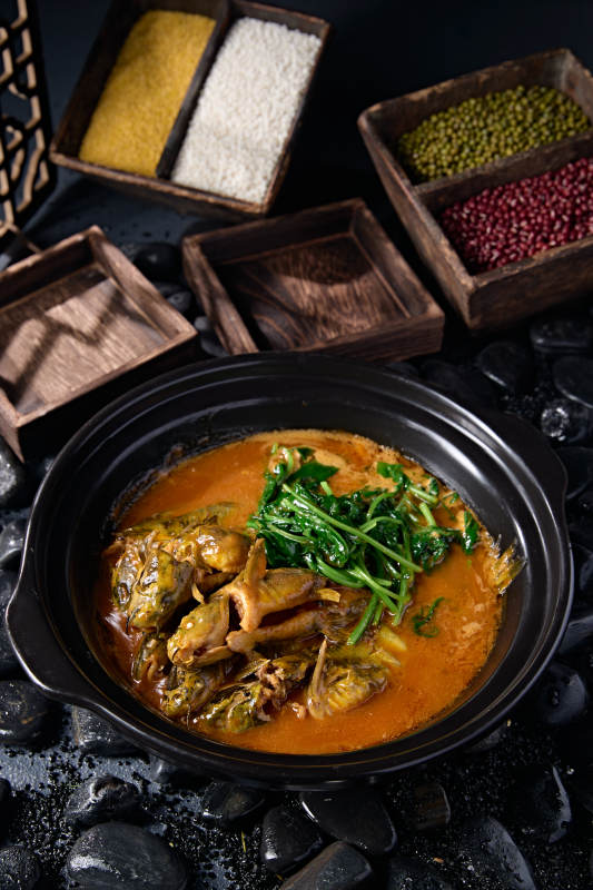 美味石锅炖嘎鱼图片