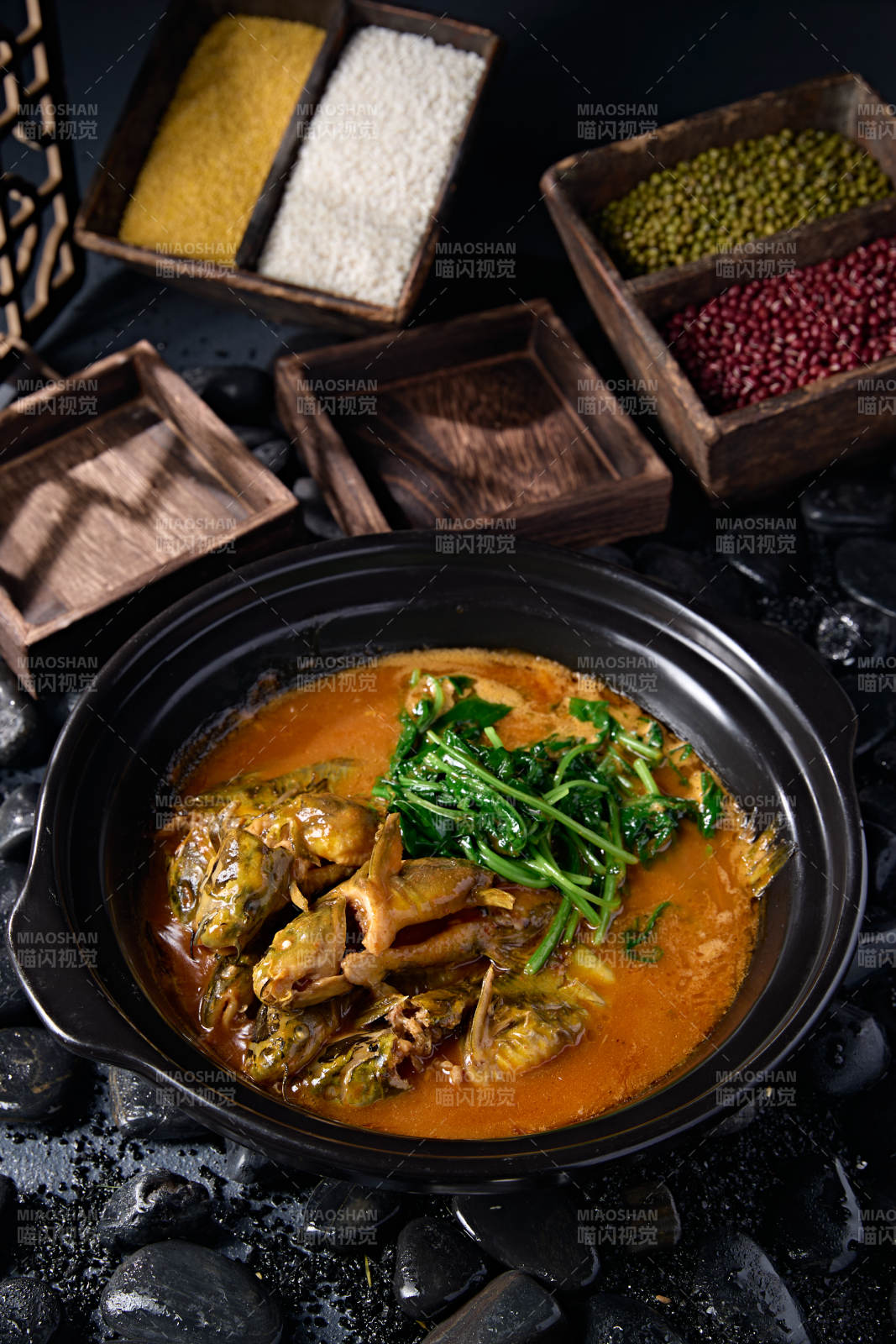 美味石锅炖嘎鱼图片