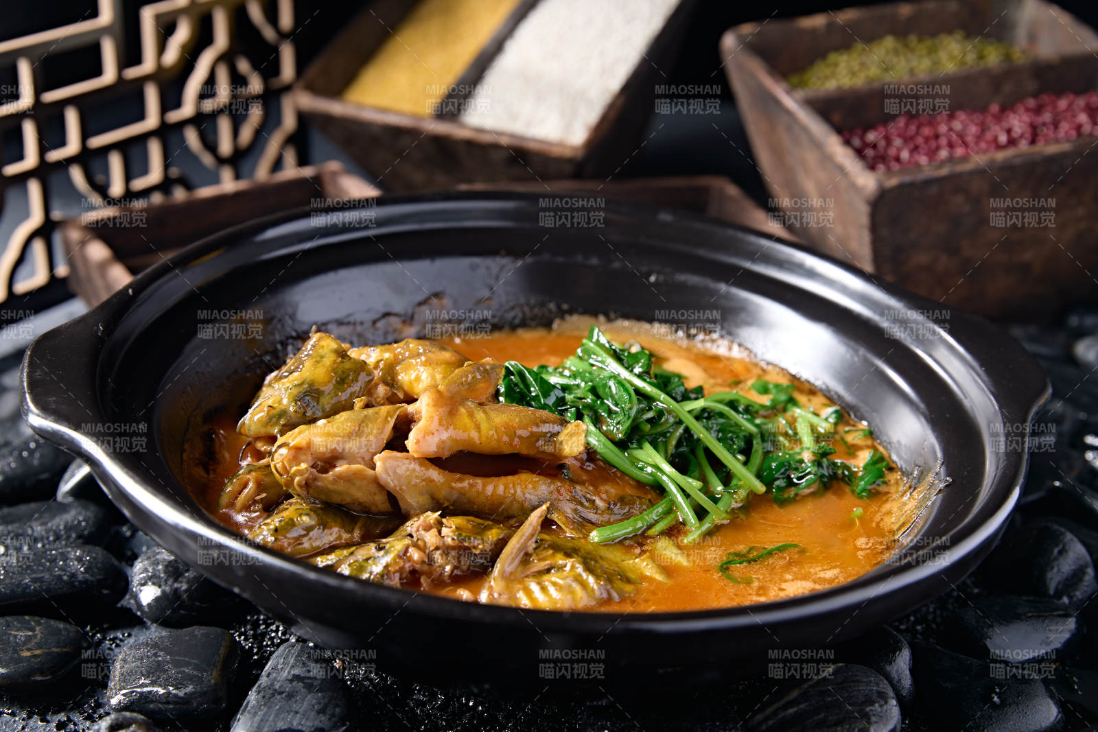 美味石锅炖嘎鱼图片
