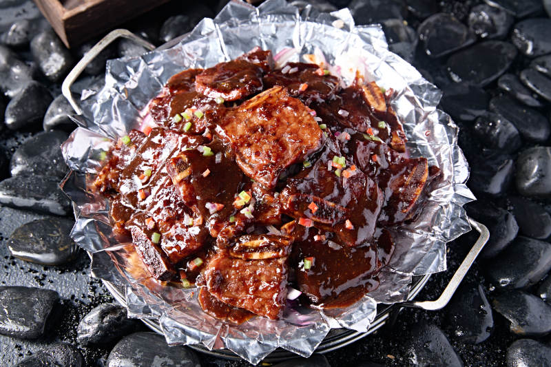 铁板锡纸黑椒酱烧牛仔骨图片