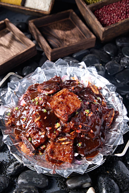 铁板锡纸黑椒酱烧牛仔骨图片