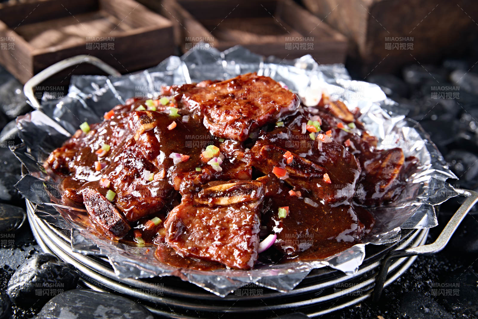 铁板锡纸黑椒酱烧牛仔骨图片