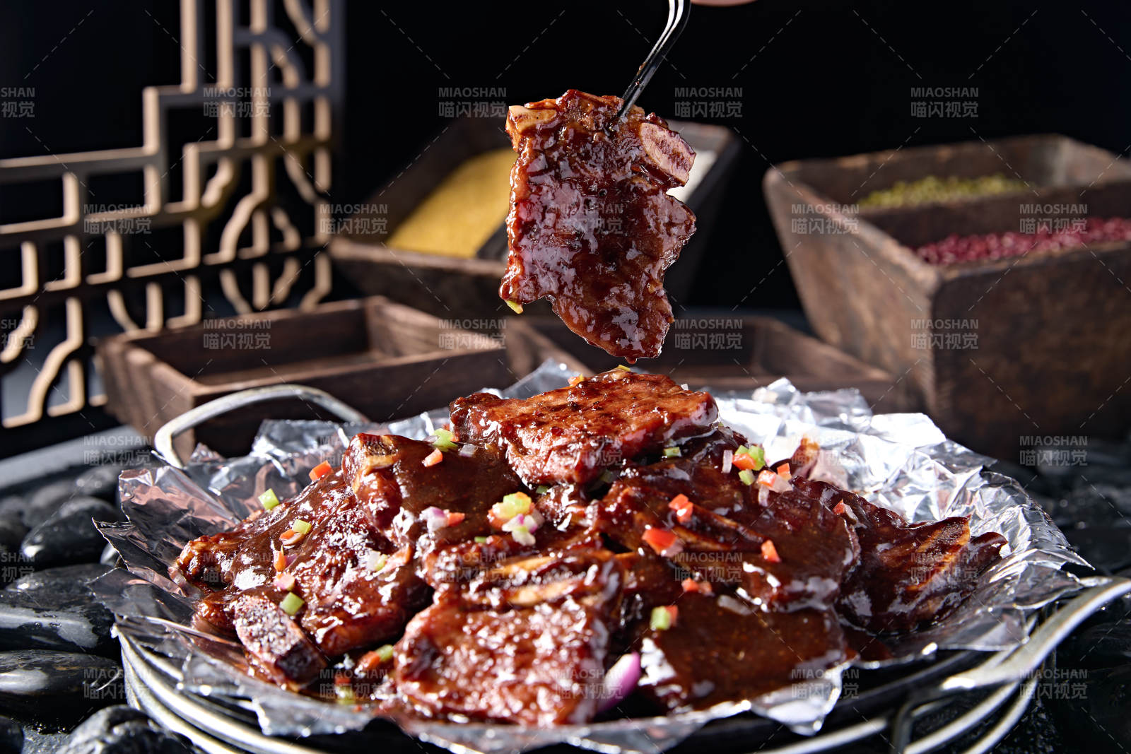 铁板锡纸黑椒酱烧牛仔骨图片