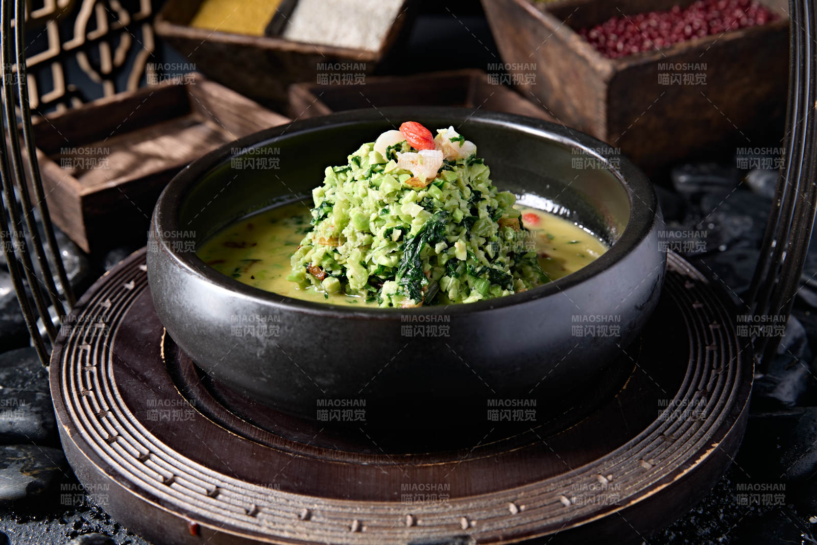 鲜高汤炖煮虾肉枸杞毛豆芯图片