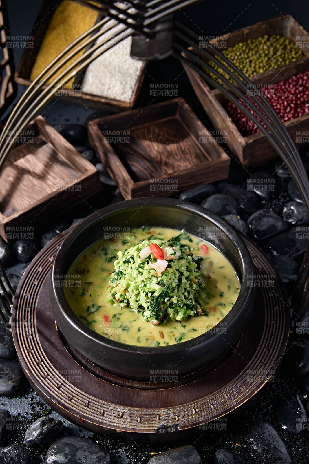 鲜高汤炖煮虾肉枸杞毛豆芯图片