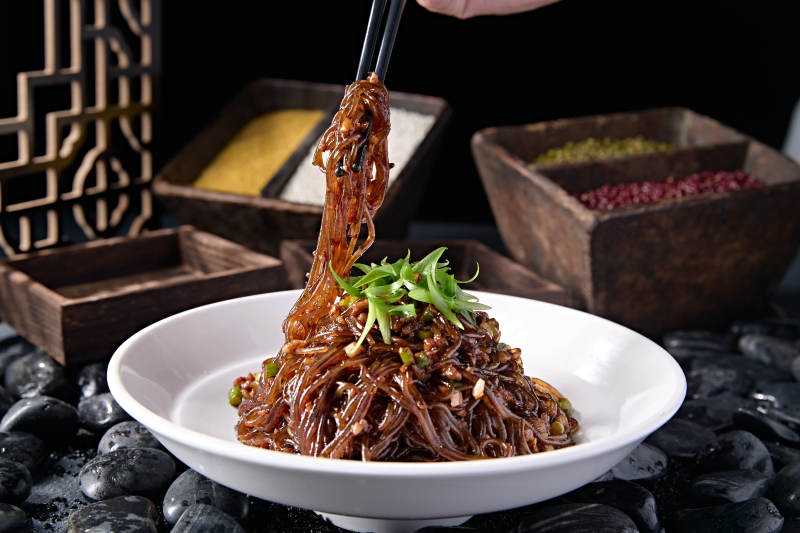 蚂蚁上树肉沫葱香炒水晶粉图片