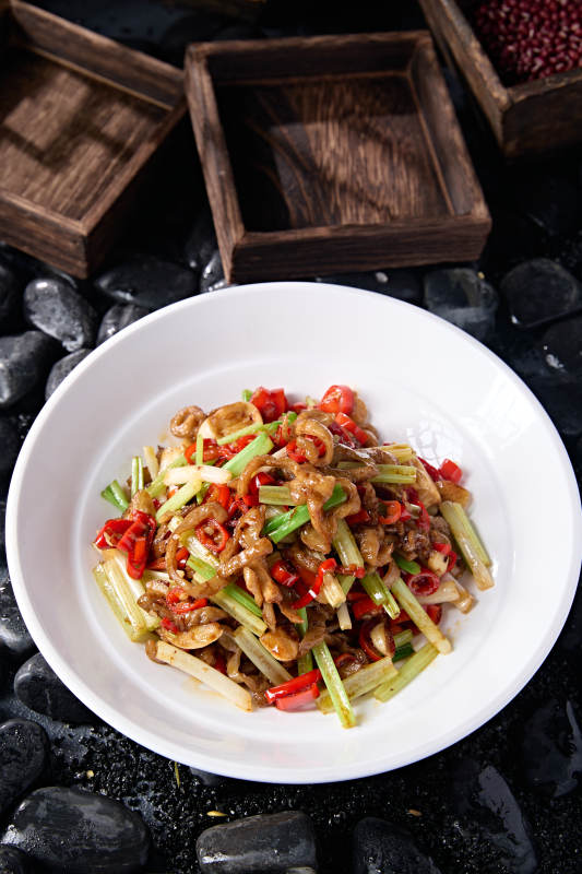 湘味小炒米椒蒜薹西芹蒜炒肥肠丝图片