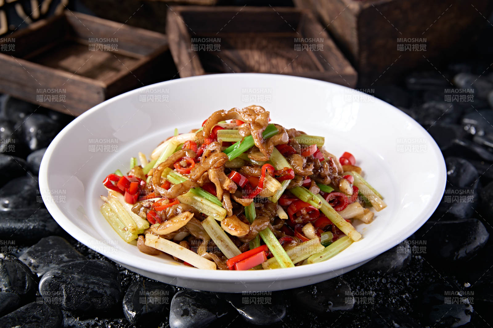 湘味小炒米椒蒜薹西芹蒜炒肥肠丝图片