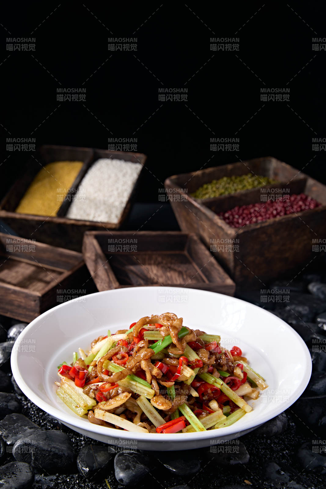 湘味小炒米椒蒜薹西芹蒜炒肥肠丝图片