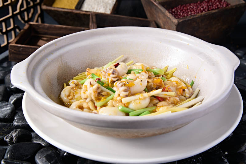 石锅葱香煲墨鱼图片