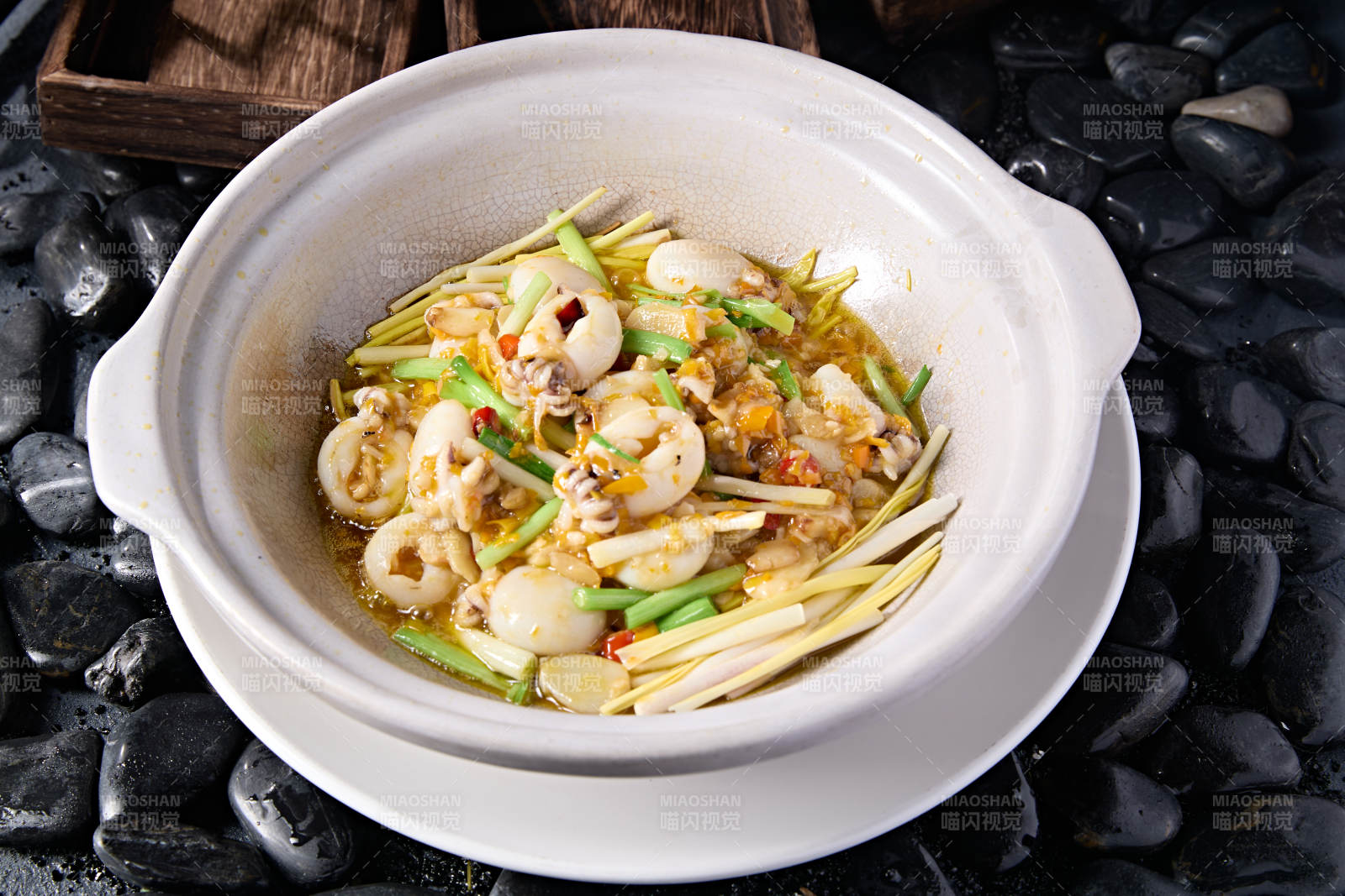 石锅葱香煲墨鱼图片