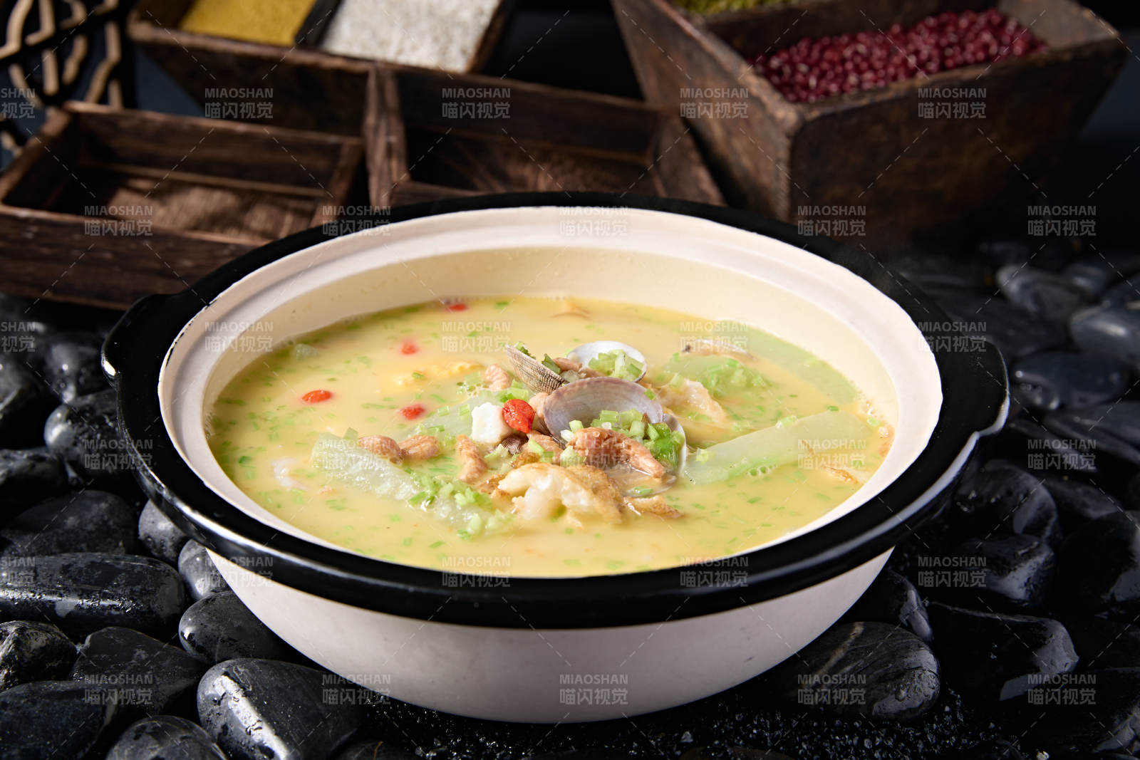 浓汤砂锅小海鲜丝瓜块图片