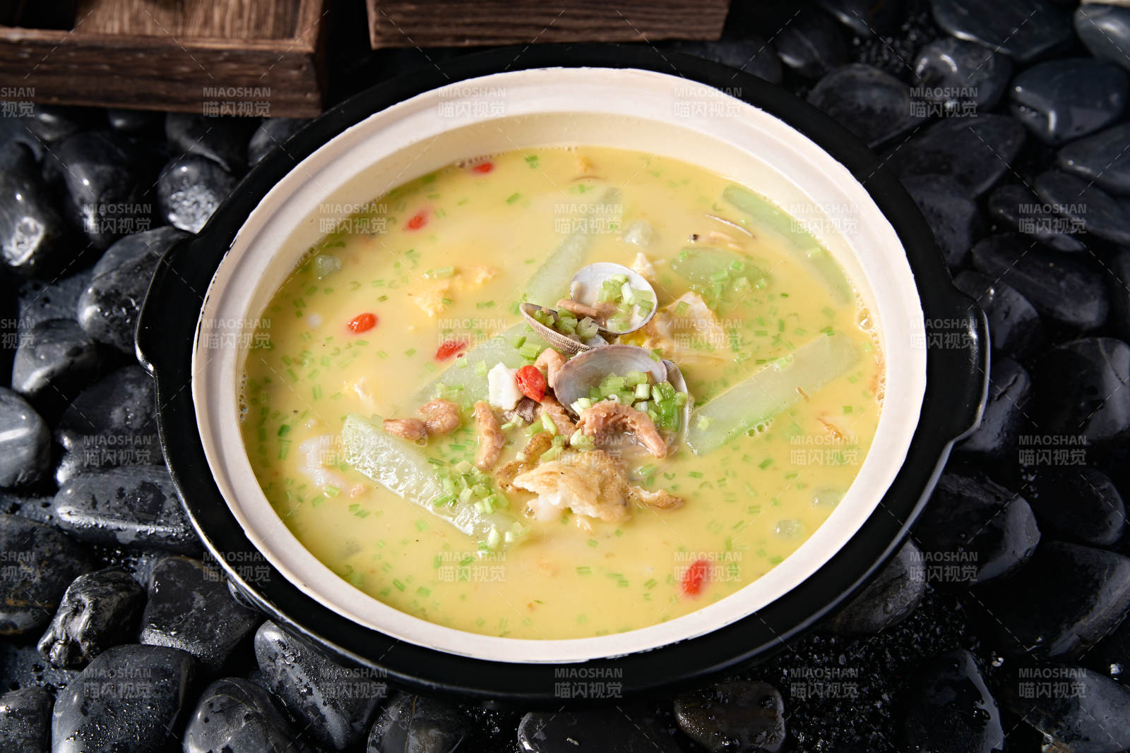 浓汤砂锅小海鲜丝瓜块图片