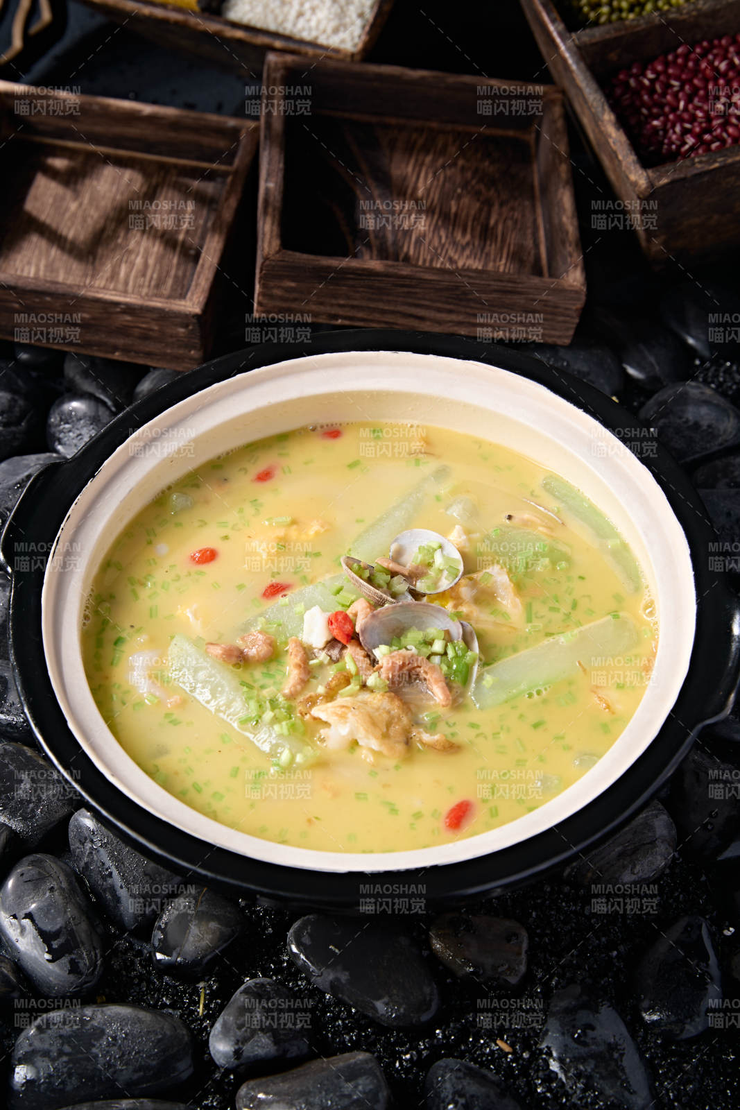 浓汤砂锅小海鲜丝瓜块图片