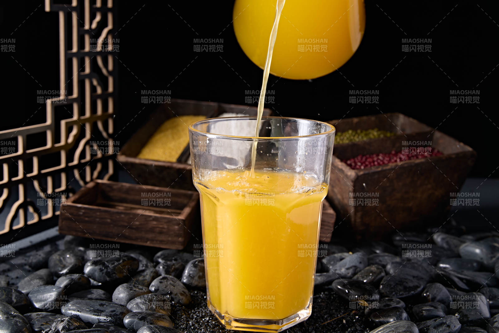 美味果汁鲜榨柳橙汁图片