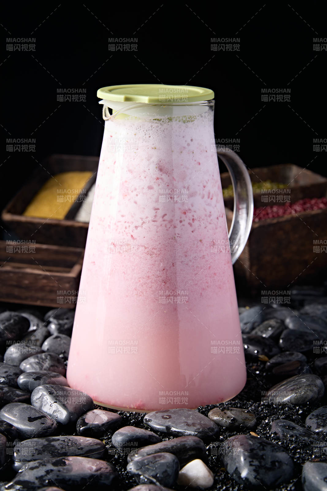 美味樱花雨草莓冰沙图片