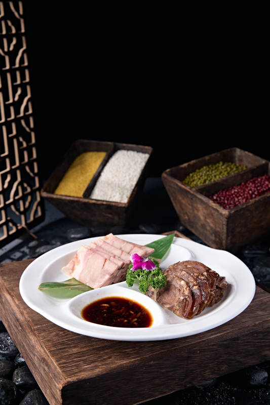 精美凉菜蘸汁压肉肘花双拼图片