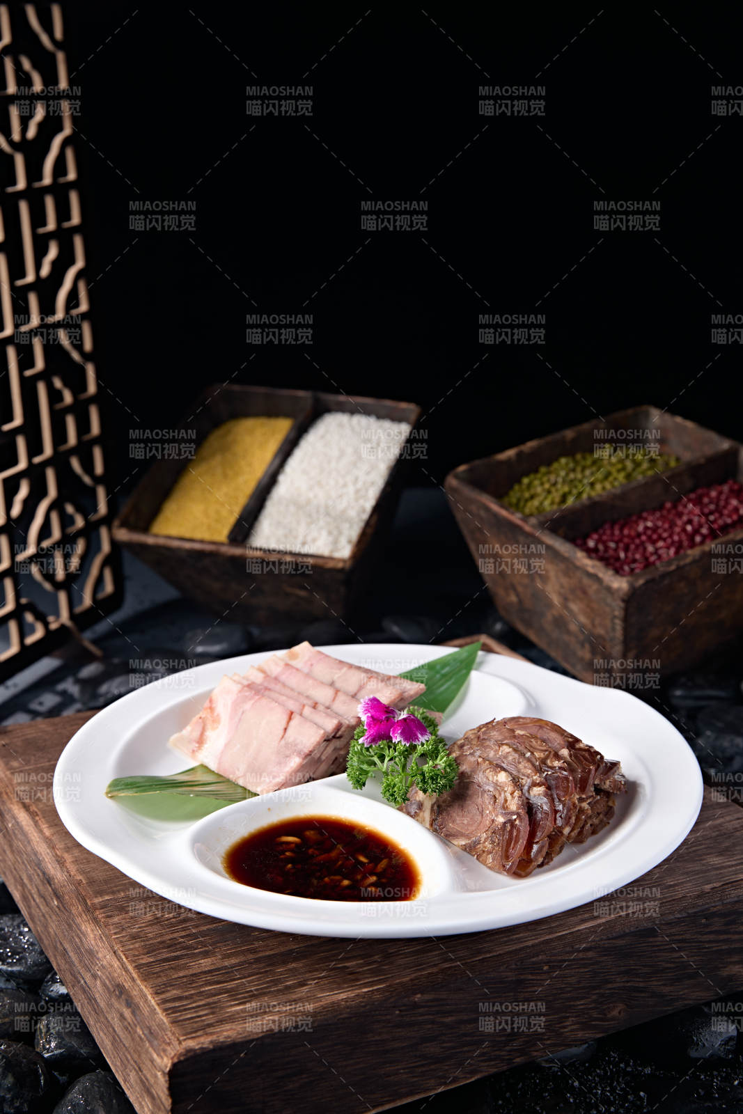 精美凉菜蘸汁压肉肘花双拼图片