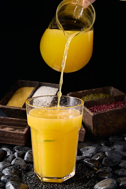 美味果汁鲜榨柳橙汁图片