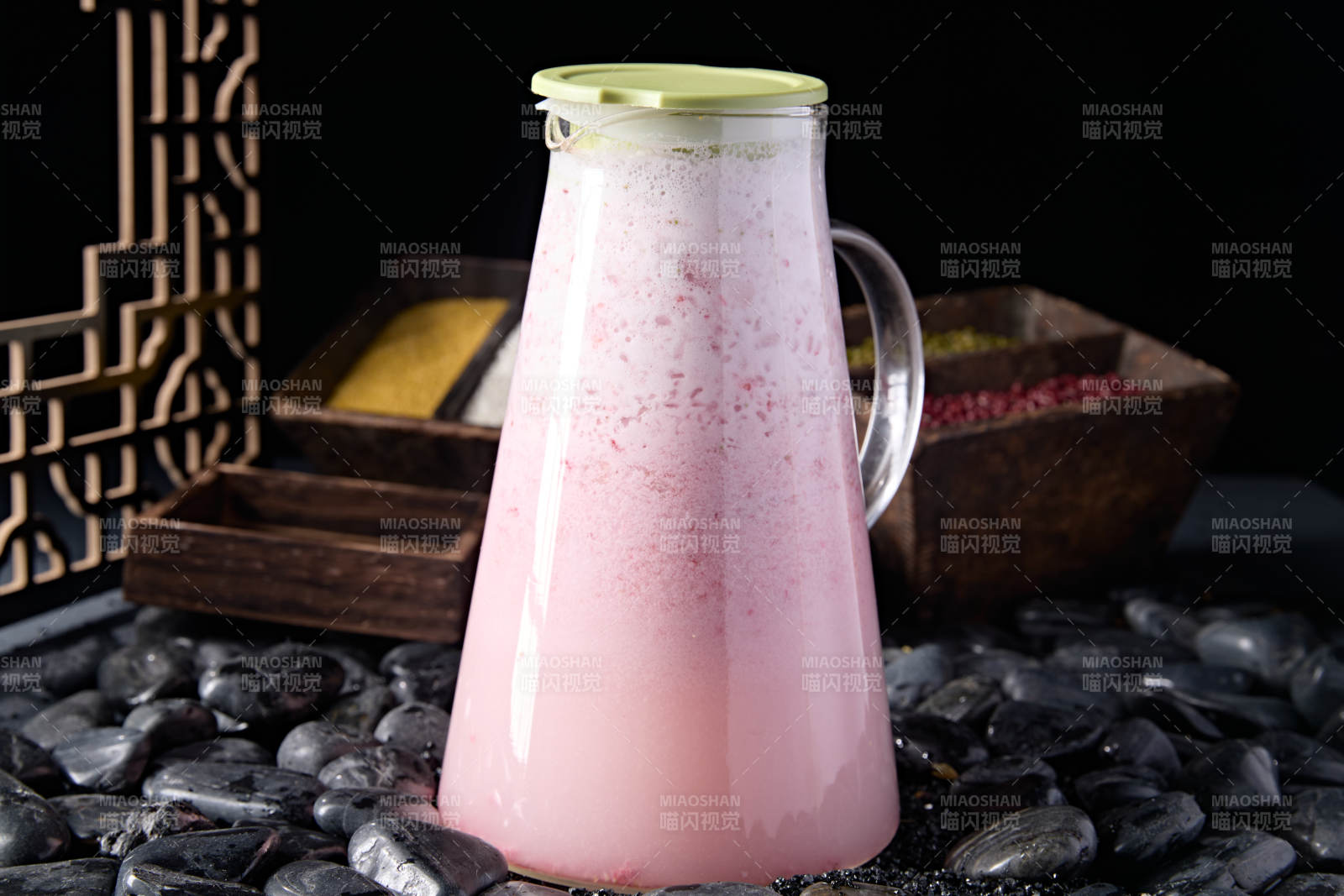 美味樱花雨草莓冰沙图片