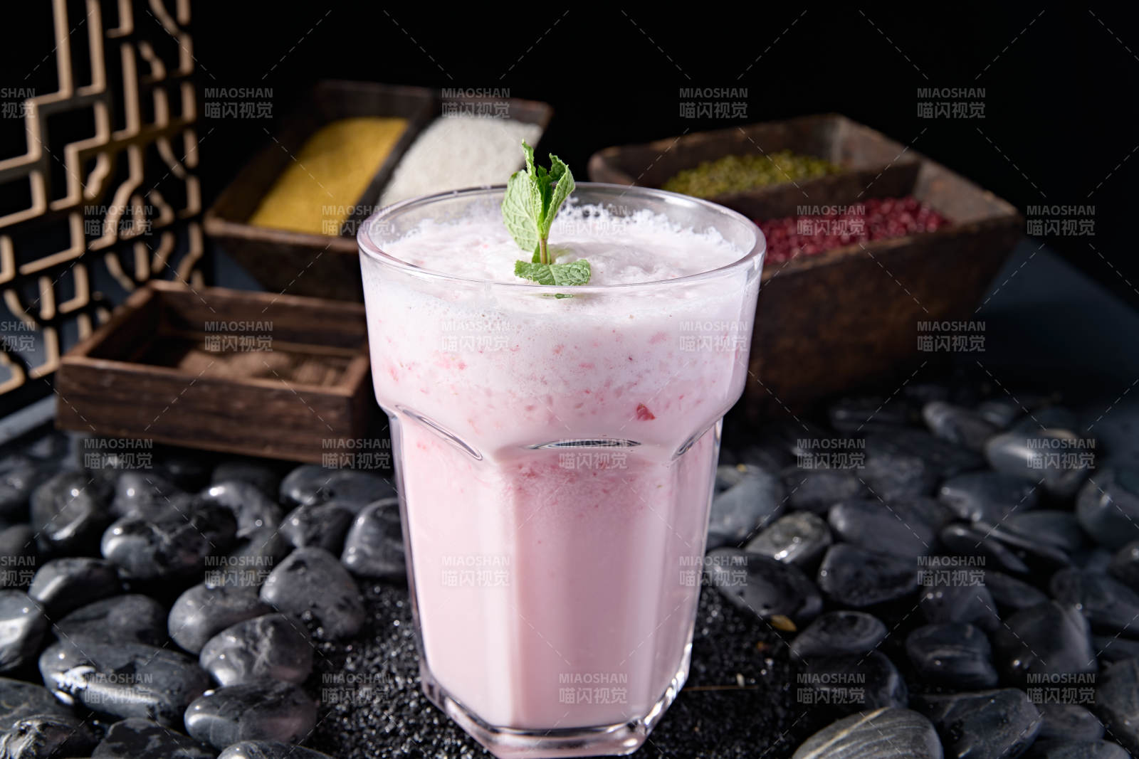 美味樱花雨草莓冰沙图片