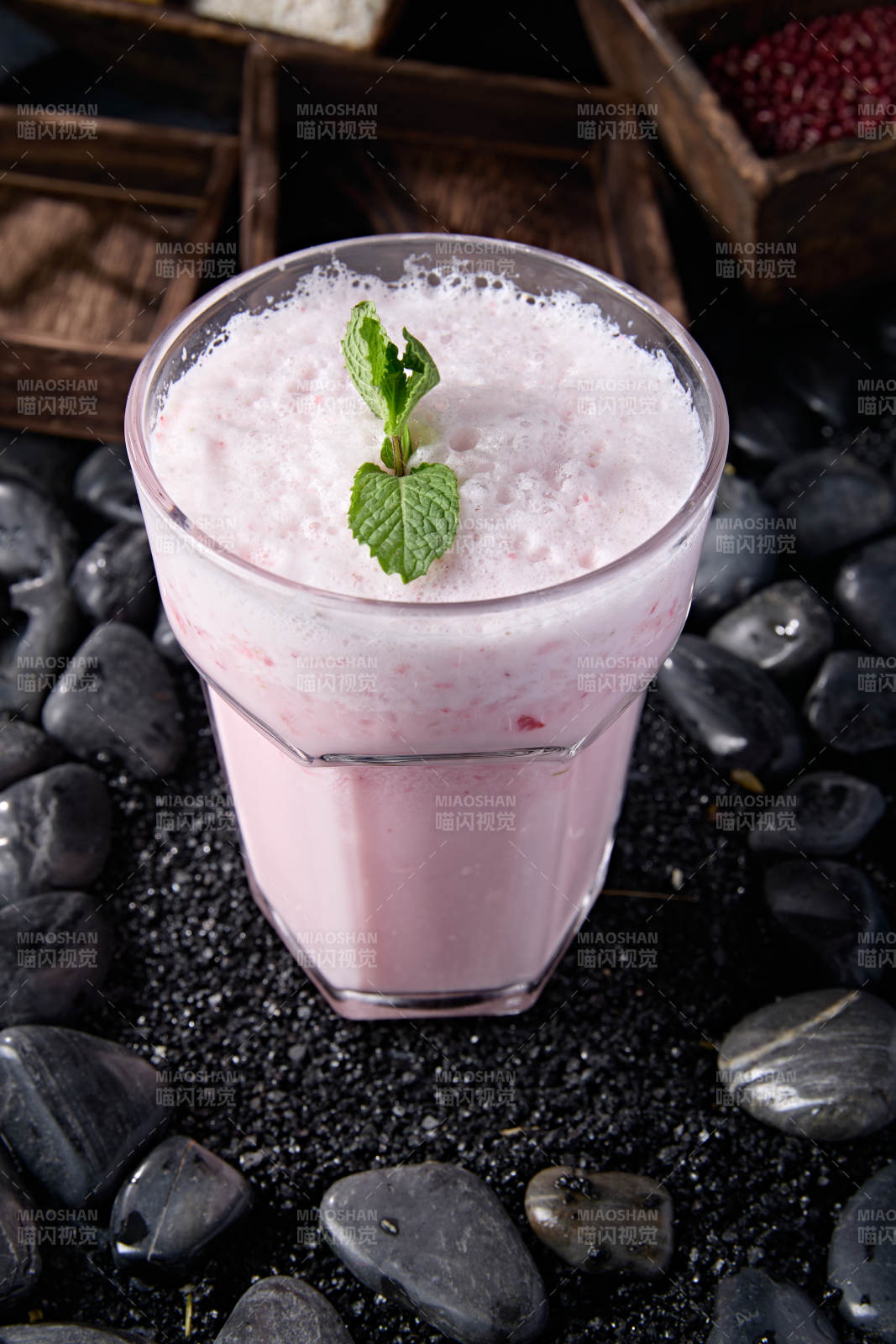 美味樱花雨草莓冰沙图片