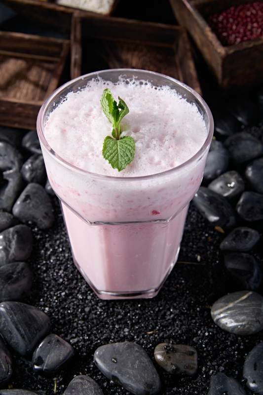 美味樱花雨草莓冰沙图片