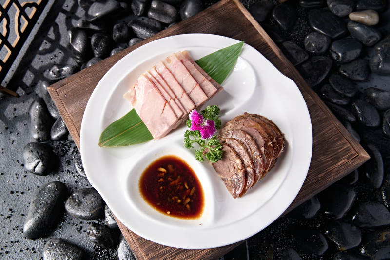 精美凉菜蘸汁压肉肘花双拼图片