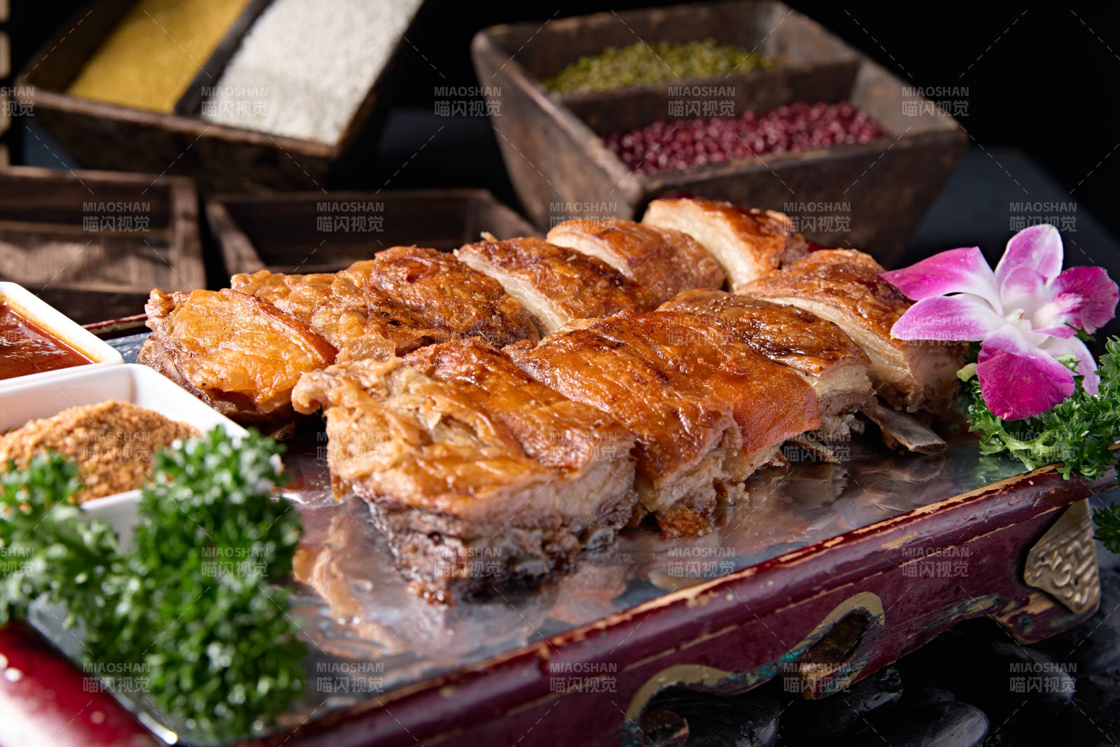 婚宴菜肴碳烤羊排图片