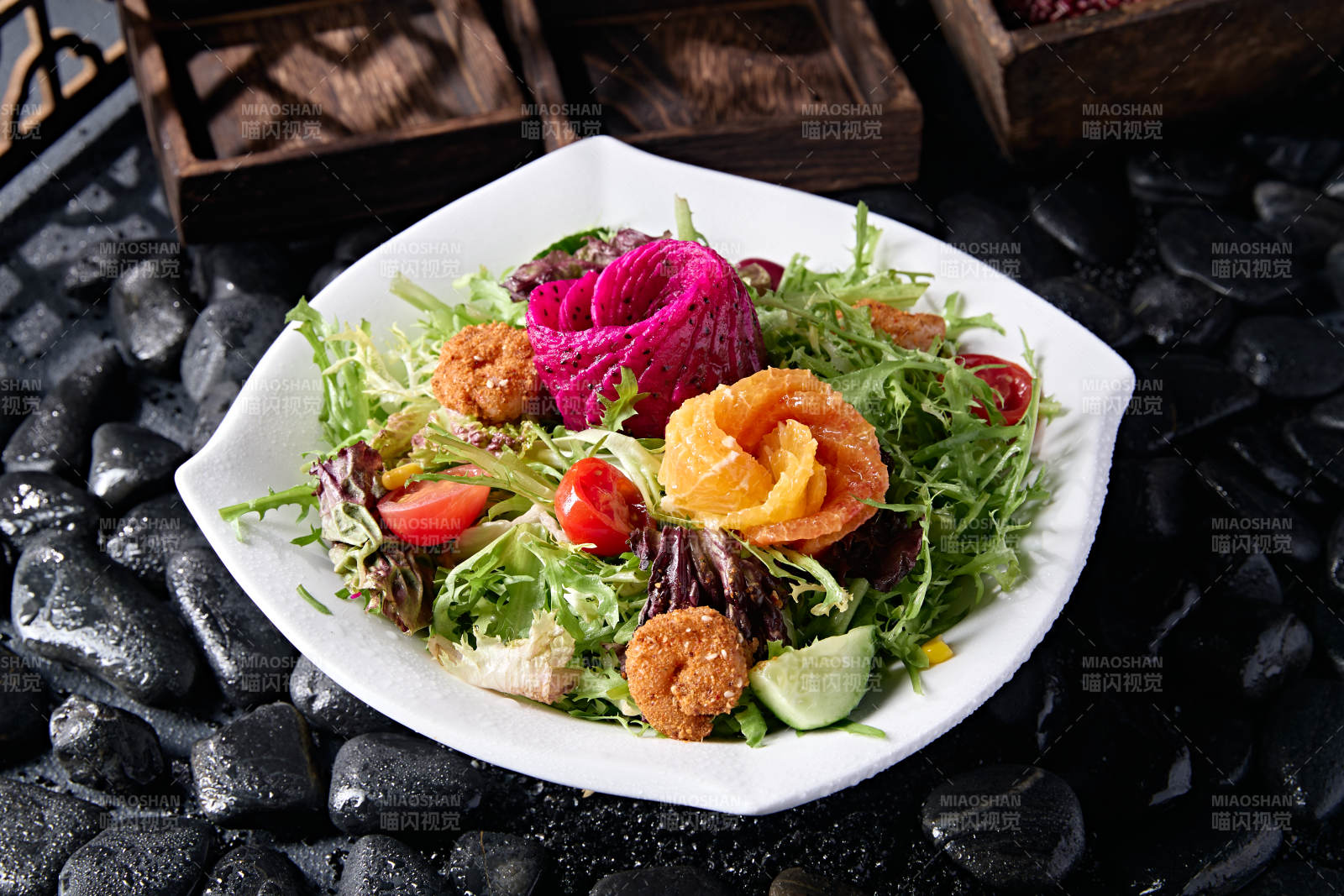 三文鱼时蔬果蔬大拌菜图片