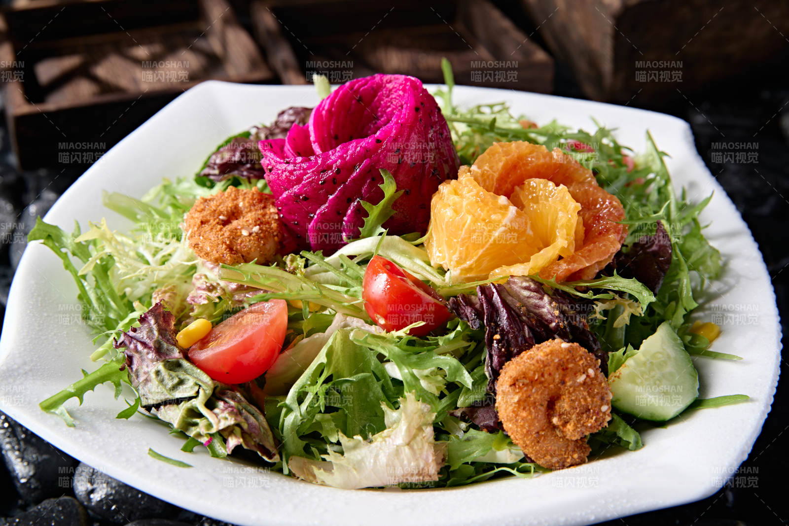 三文鱼时蔬果蔬大拌菜图片