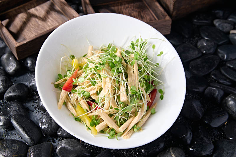 美味凉菜彩椒腐竹拌豆苗图片