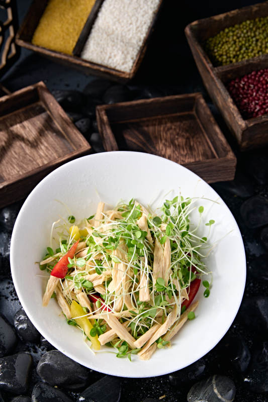 美味凉菜彩椒腐竹拌豆苗图片