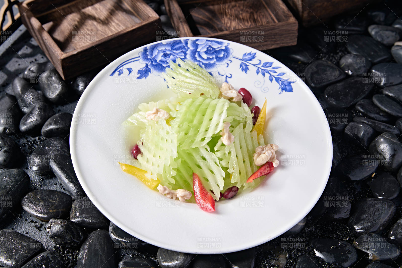 精美凉菜红豆芦笋彩椒拌桃仁图片