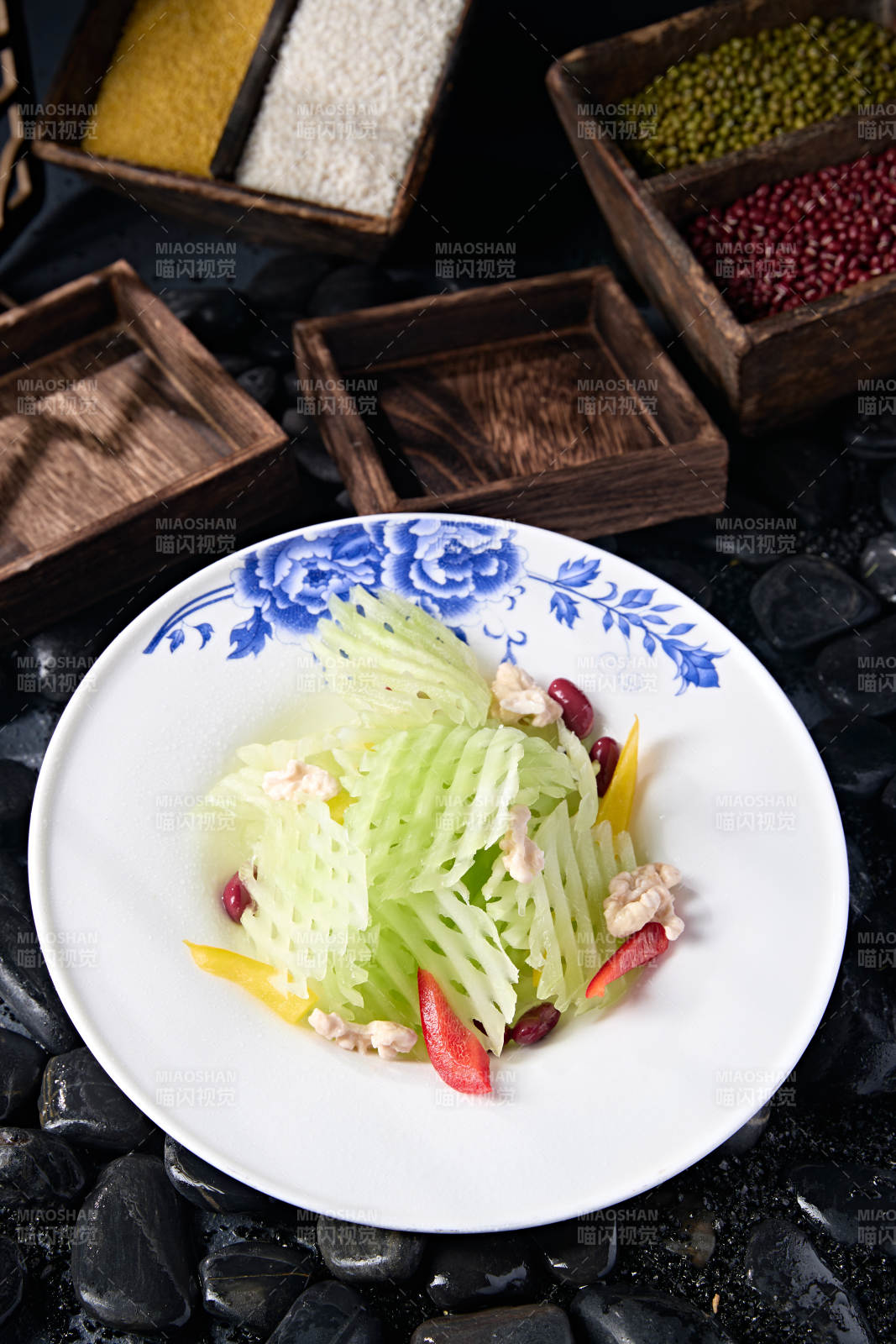 精美凉菜红豆芦笋彩椒拌桃仁图片