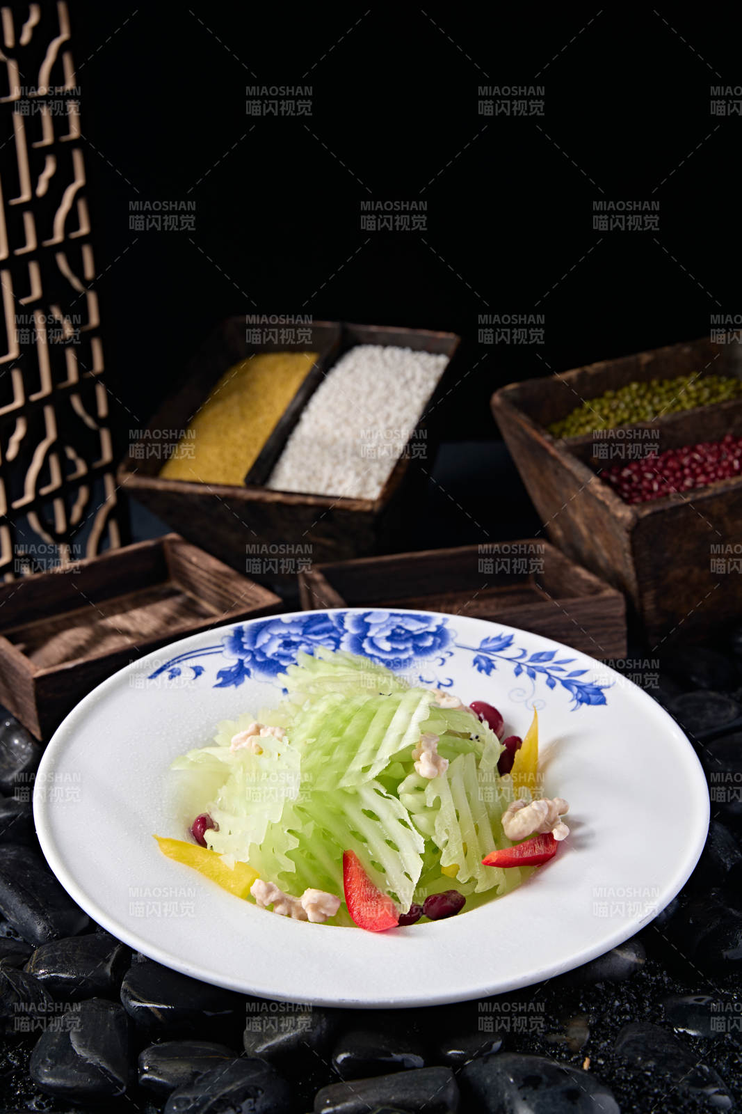 精美凉菜红豆芦笋彩椒拌桃仁图片