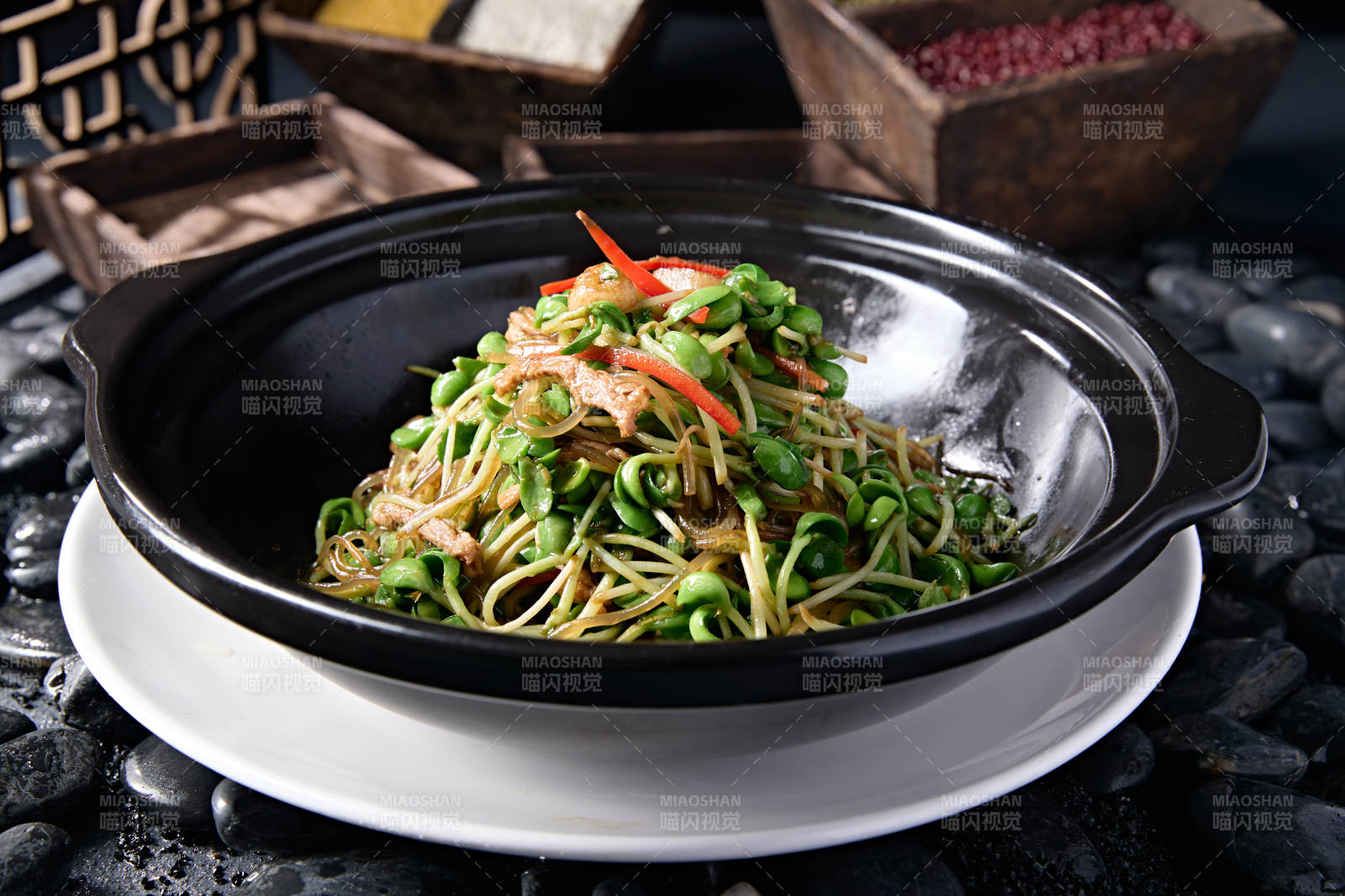 砂锅绿豆芽水晶粉彩椒煲肉丝图片