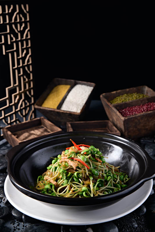 砂锅绿豆芽水晶粉彩椒煲肉丝图片