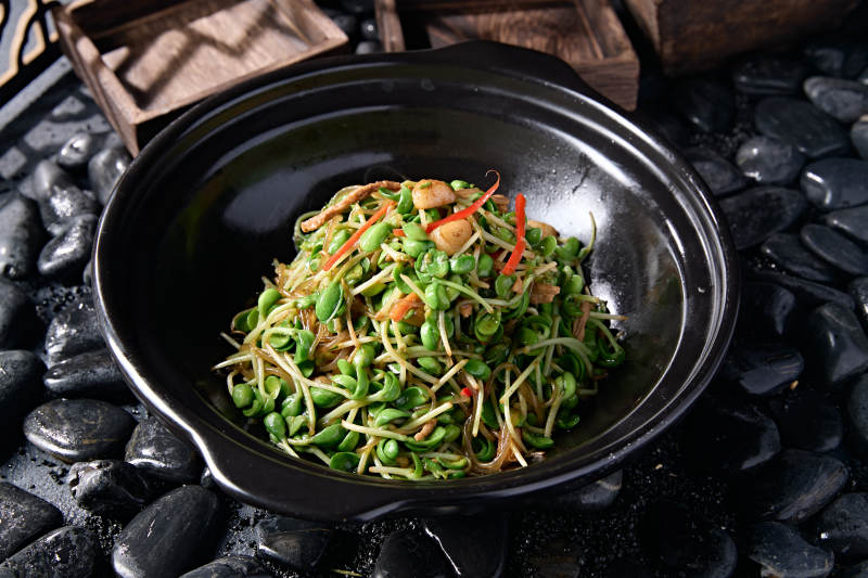 砂锅绿豆芽水晶粉彩椒煲肉丝图片