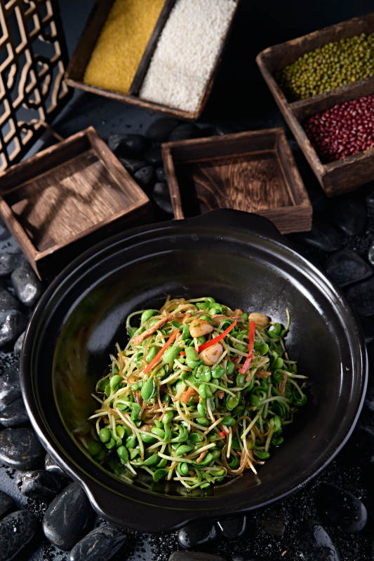 砂锅绿豆芽水晶粉彩椒煲肉丝图片