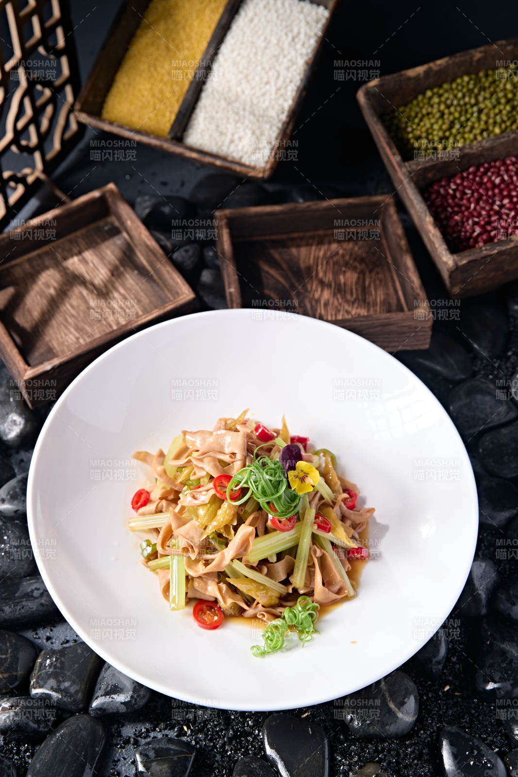 浇汁米椒西芹拌鹅肠图片